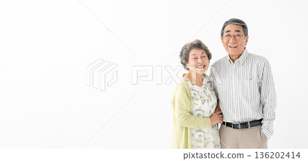 擁抱年長夫婦 136202414