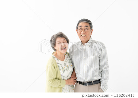 擁抱年長夫婦 136202415
