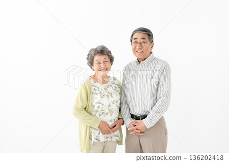 擁抱年長夫婦 136202418