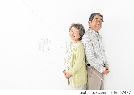 Friends Senior couple 136202427