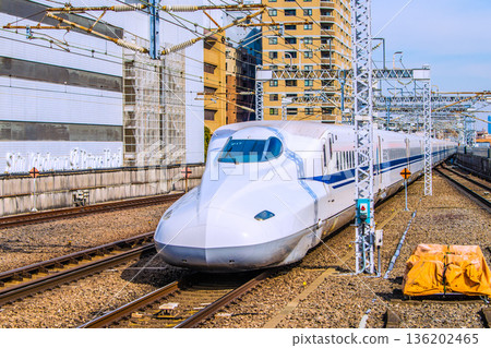 日本橫濱城市景觀：入境旅遊持續進行…新幹線列車駛過新橫濱站和橫濱王子酒店（左）。 136202465