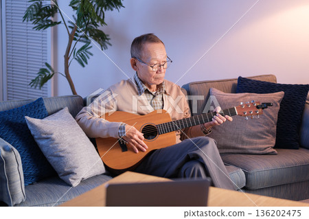 一位老人的興趣是吉他 136202475