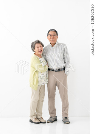 友善的老年夫婦垂直 136202550