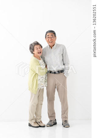 友善的老年夫婦垂直 136202551