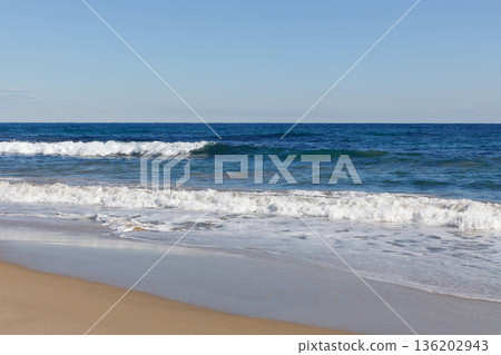 藍色的大海和沙灘 136202943