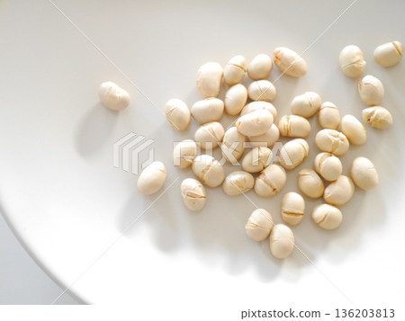 Soybeans, roasted soybeans 136203813