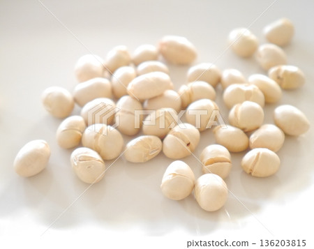 Soybeans, roasted soybeans 136203815