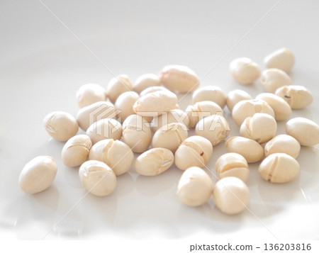 Soybeans, roasted soybeans 136203816