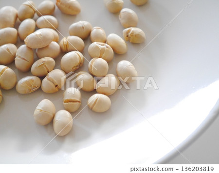 Soybeans, roasted soybeans Soybeans, roasted soybeans 136203819