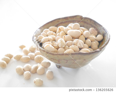 Soybeans, roasted soybeans 136203826