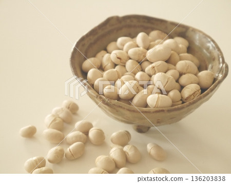 Soybeans, roasted soybeans 136203838