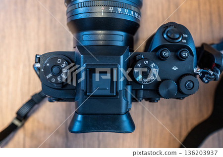 [Camera] Digital single-lens camera seen from above [Mirrorless] 136203937