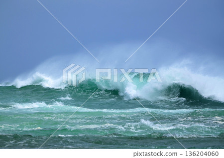 颱風逼近，海面波濤洶湧 136204060