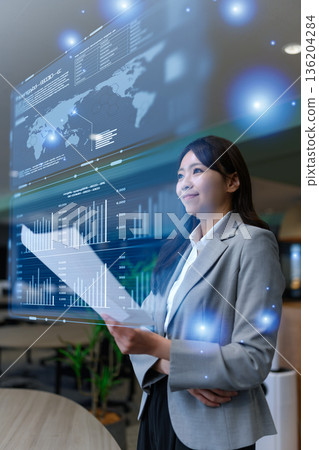 一位積極的女性手持文件 136204284
