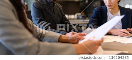 會議上檢查資料 136204285