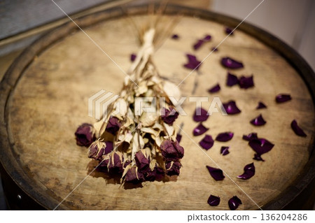 桶上的乾燥玫瑰花 136204286
