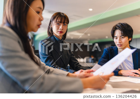 辦公室裡的嚴肅會議 136204426