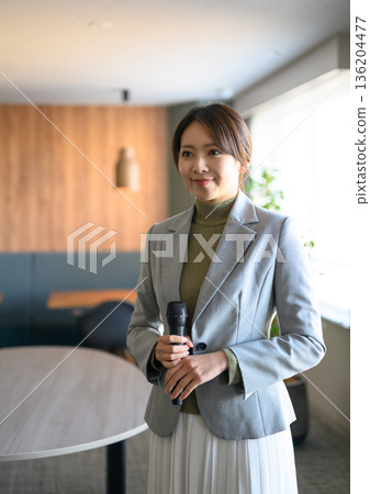 一名女子手持麥克風 136204477