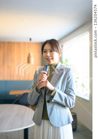 一位女士正在用麥克風說話 136204574