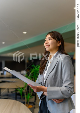 手持文件的女人,未來 手持文件的女人,未來 136205463