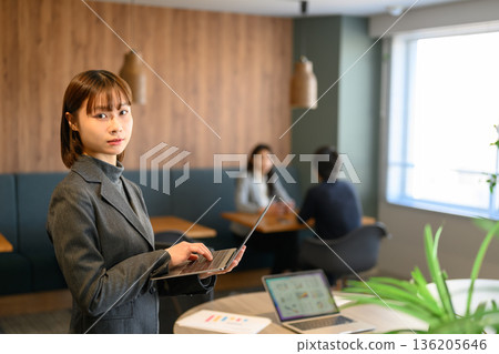 手持筆記型電腦的職業女性 手持筆記型電腦的職業女性 136205646