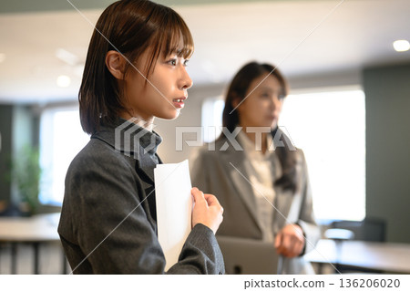 嚴肅女性的商業場景 136206020