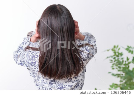 日本女性的背影，她留著直發 136206446