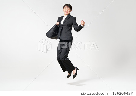 一位身穿應徵入伍服的日本女子高興地跳了起來 136206457