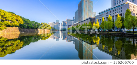 皇宮護城河以及丸之內和大手町的摩天大樓倒映在水中 皇宮護城河以及丸之內和大手町的摩天大樓倒映在水中 136206700