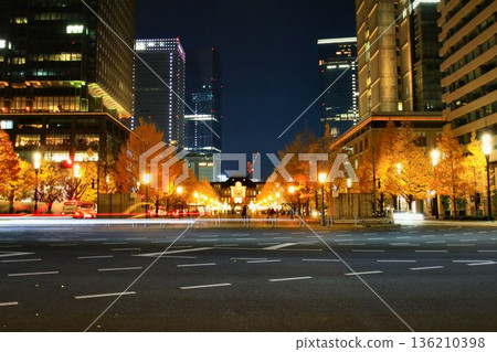 燈火輝煌的「魚行通」與「中央車站」…東京車站夜景 136210398
