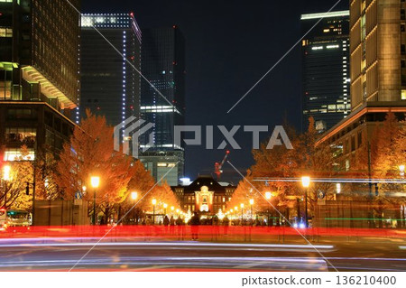 燈火輝煌的「魚行通」與「中央車站」…東京車站夜景 136210400
