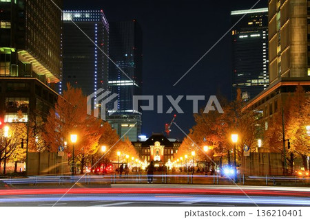 燈火輝煌的「魚行通」與「中央車站」…東京車站夜景 燈火輝煌的「魚行通」與「中央車站」…東京車站夜景 136210401