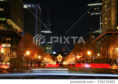 燈火輝煌的「魚行通」與「中央車站」…東京車站夜景 136210402