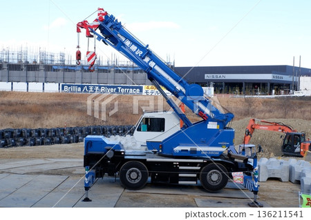 河邊建築工地上的起重卡車 136211541