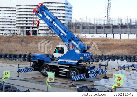 河道整治工程現場的越野起重機 136211542