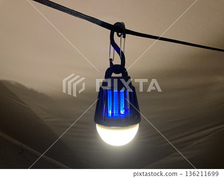 帳篷內懸掛著驅蚊LED燈,夜間露營圖片 帳篷內懸掛著驅蚊LED燈,夜間露營圖片 136211699