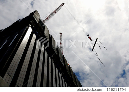 正在興建中的新現代化建築 136211794