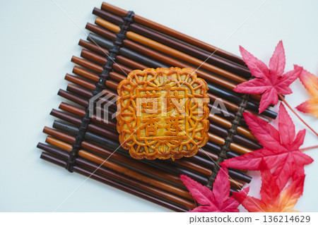 蓮蓉月餅,盛於竹盤中 蓮蓉月餅,盛於竹盤中 136214629