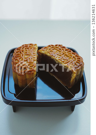 切好的蓮蓉月餅 136214631