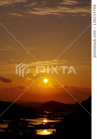 筱栗町稻田的夕陽若杉大創神社的夕陽 筱栗町稻田的夕陽若杉大創神社的夕陽 136214788