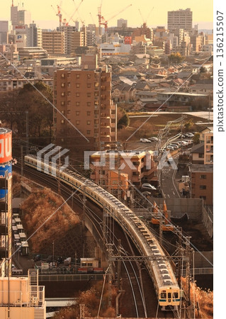 2010年代,小田急5000系列車行駛在東京町田的街道上,該地區正在進行重建。 2011年1月27日 2010年代,小田急5000系列車行駛在東京町田的街道上,該地區正在進行重建。 2011年1月27日 136215507