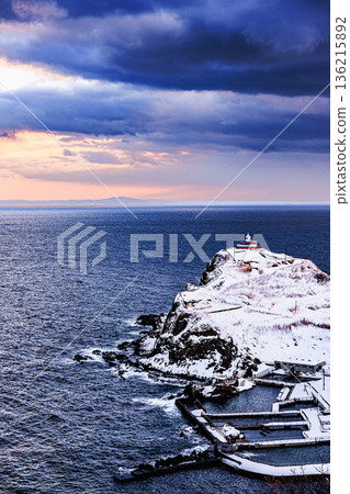 從宿津全景展望台看到的冬季雪景海岸線和燈塔 從宿津全景展望台看到的冬季雪景海岸線和燈塔 136215892