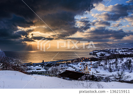 Otaru's sea and morning view from Shukutsu Panorama Observatory in winter Otaru's sea and morning view from Shukutsu Panorama Observatory in winter 136215911