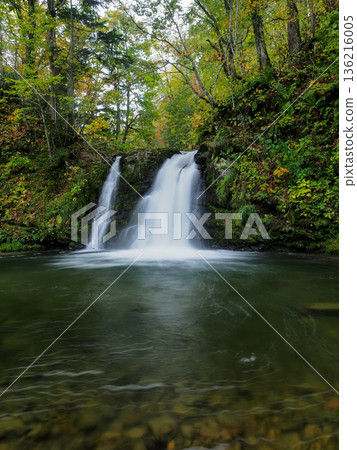 深邃的山間瀑布,秋葉開始飄落。 深邃的山間瀑布,秋葉開始飄落。 136216005