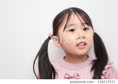 Upper body of a 4-year-old girl (white background, no background) Upper body of a 4-year-old girl (white background, no background) 136217031