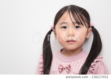 Upper body of a 4-year-old girl (white background, no background) Upper body of a 4-year-old girl (white background, no background) 136217032