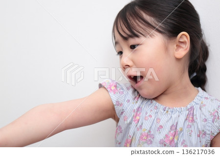 Upper body of a 4-year-old girl (white background, no background) Upper body of a 4-year-old girl (white background, no background) 136217036