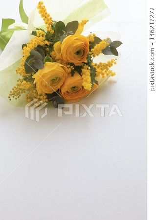 含羞草和毛茛花束 含羞草和毛茛花束 136217272