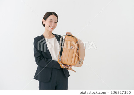 背著書包的母親 背著書包的母親 136217390