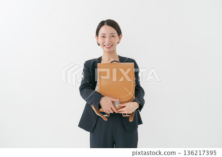 背著書包的母親 背著書包的母親 136217395